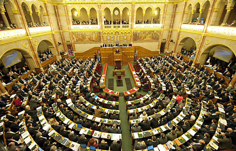 Parlament - plenáris ülés élő közvetítése online
